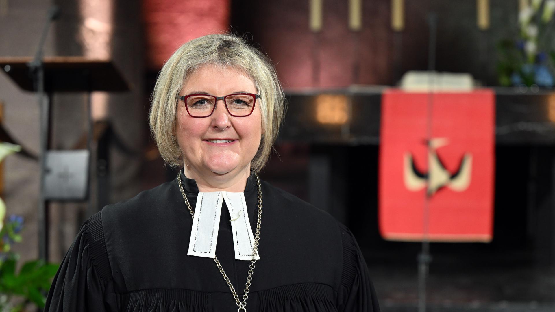 Die evangelische Landesbischöfin Heike Springhart ist die erste Frau in diesem Amt. Sie folgte auf Jochen Cornelius-Bundschuh, der Ende März 2022 in den Ruhestand ging. 
