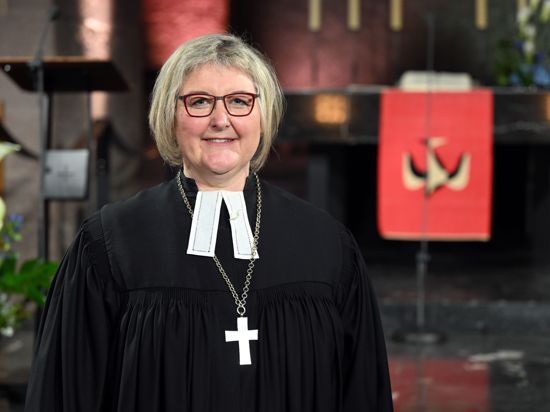 Die evangelische Landesbischöfin Heike Springhart ist die erste Frau in diesem Amt. Sie folgte auf Jochen Cornelius-Bundschuh, der Ende März 2022 in den Ruhestand ging. 

