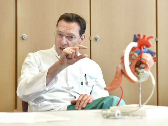 Helios Klinik für Herzchirurgie. Ein Herzimplatat zeigt Prof. Dr. med. Dr. h.c. Uwe Mehlhorn Chefarzt der Herzchirurgie und Ärztlicher Direktor an einem Modell




