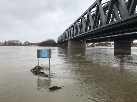 Hochwasser des Rhein an der Rheinbrücke Maxau in Karlsruhe.