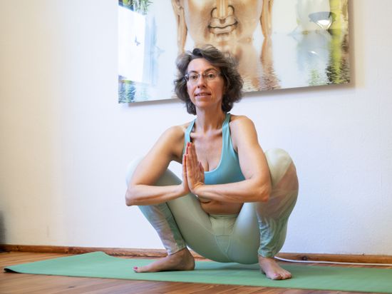 Claudia Rastetter, Yoga-Lehrerin aus Karlsruhe-Dammerstock, macht Hormon-Yoga. Dabei werden Asanas mit Atemtechniken und tibetischer Energiearbeit kombiniert. Das soll den Körper dazu anregen, mehr Östrogene zu produzieren.