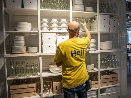 “Hej“ steht auf der Rückseite der Shirts der IKEA-Mitarbeiter und bedeutet so viel wie „Hallo“.