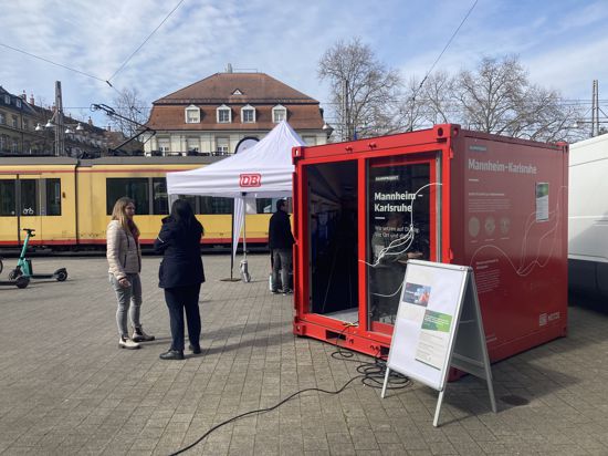 Mit Pavillon und rotem Würfel auf Fachkräftesuche: Auf dem Bahnhofsvorplatz in Karlsruhe hat die Deutsche Bahn Ende März versucht, Interessierte für offene Stellen zu finden.