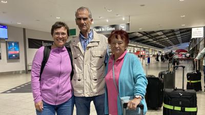 Doreen Wackeroth (links) ist froh, nach der Flucht vor dem Feuer mit ihren beiden 84-jährigen Eltern Helmut und Ingrid Wackeroth am Flughafen Karlsruhe/Baden-Baden angekommen zu sein.