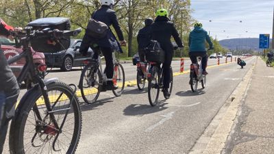 Herrenalber Straße: Radfahrer sind auf der Straße unterwegs