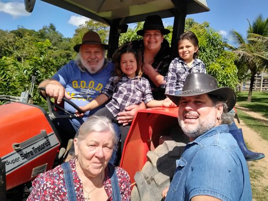 Familie Lachnemayr auf dem Traktor.