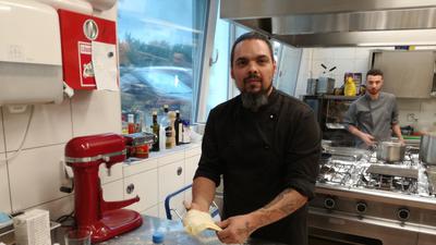 Mit Leidenschaft dabei: Der sardische Küchenchef Alessandro Ardu bereitet hausgemachte Tortelloni mit Ricotta-Spinat-Füllung für die Gäste des Restaurants „Dolce Vita“ in Bad Schönborn vor. 