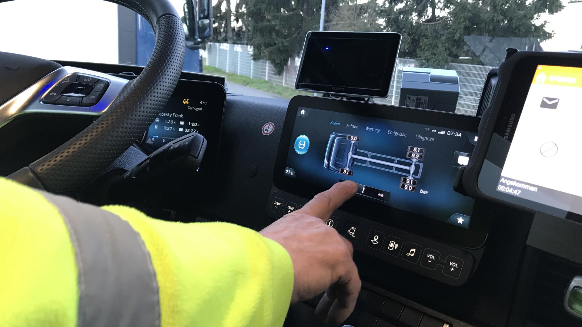 Smart - aber auch praktisch? Im Fahrerhaus moderner Lkw treten Touchscreens an die Stelle des klassischen Armaturenbretts. 