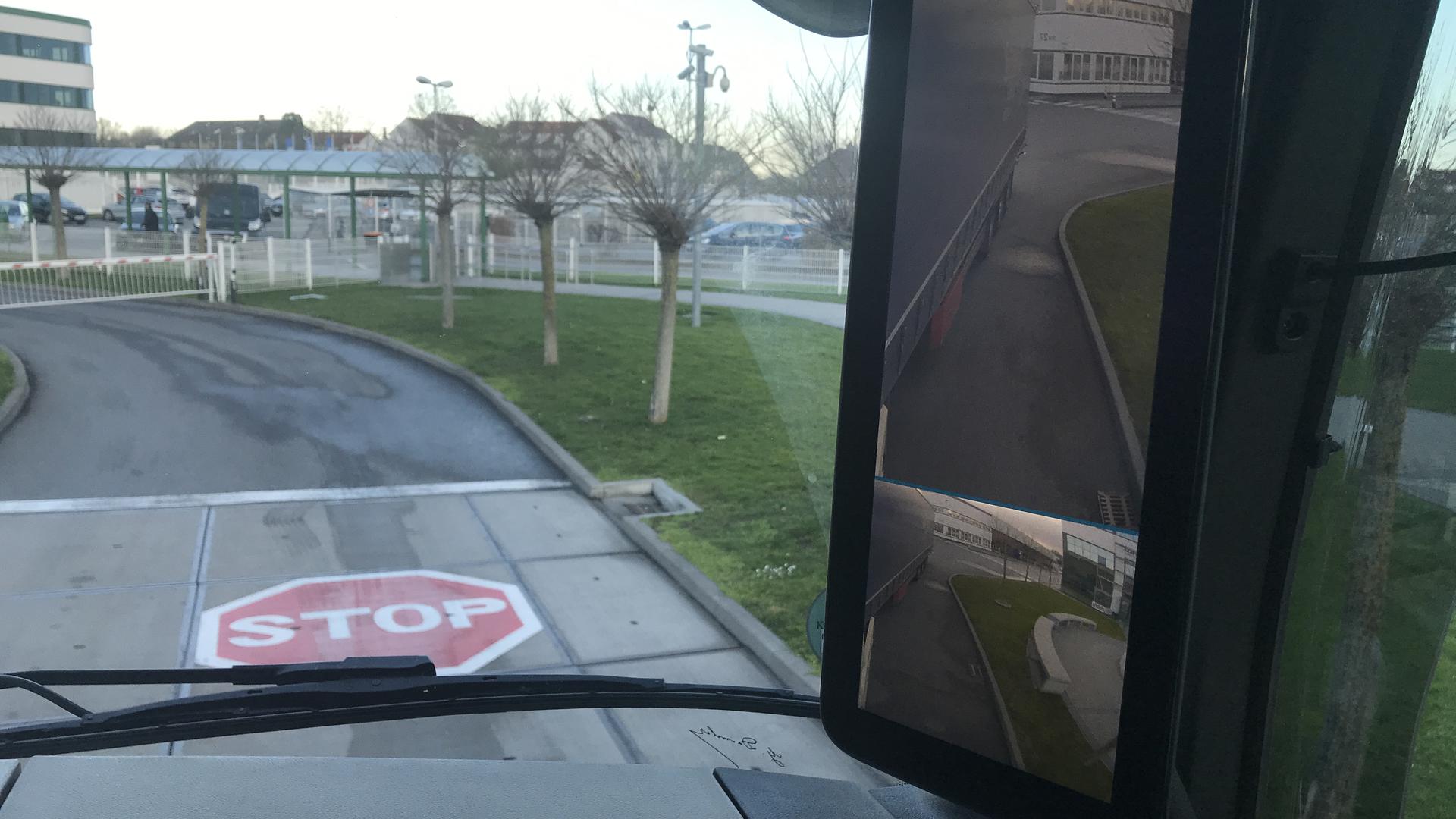 Keine Tiefenschärfe, kein toter Winkel: Statt Spiegeln erfassen beim neuesten Actros Kameras das Geschehen neben und hinter dem Fahrzeug. 