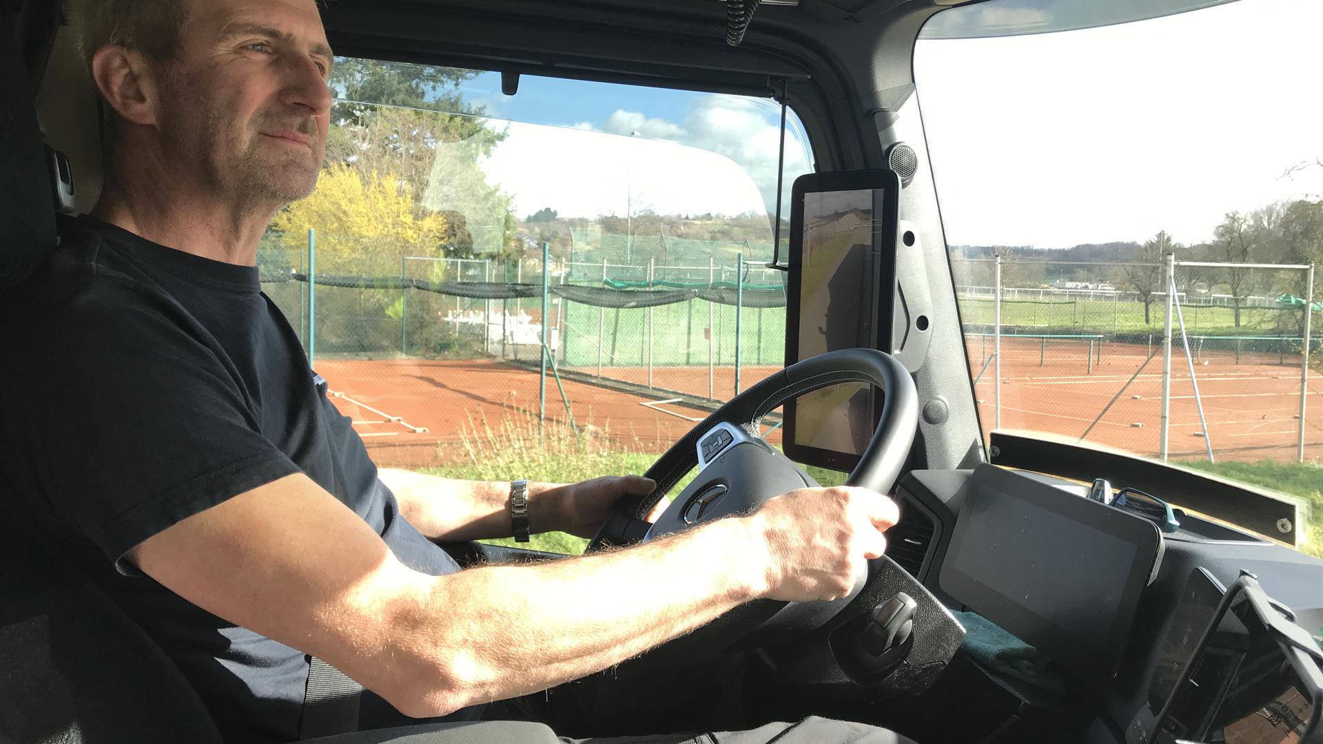 Der Lkw-Fahrer Frank Nebesky steuert seinen Actros zurück nach Östringen zur Spedition Rothermel. 
