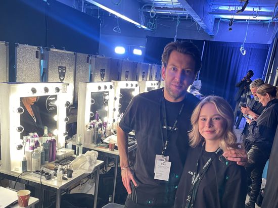 Im Backstage-Bereich des Pressecafés in Berlin sind Jochen Hofstätter und Renée Semma für die Haare etlicher Models zuständig.