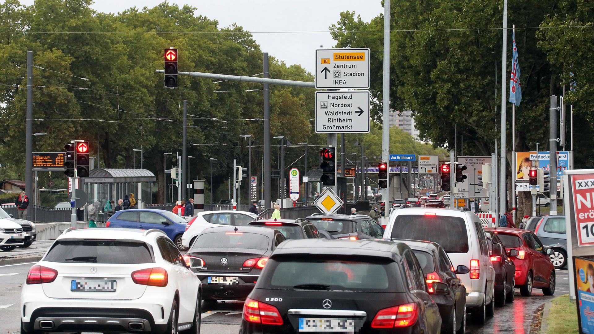 Mehrere Autos drängen sich auf der Abbiegespur vor der neuen Ikea-Filiale in Karlsruhe.