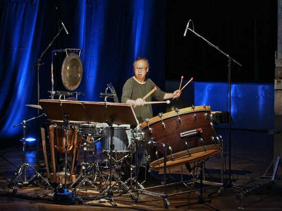 Isao Nakamura, Professor an der Karlsruher Musikhochschule, bei der Aufführung des Schlagzeug-Konzerts „Persephassa“ für die Eröffung der Europäischen Kulturtage Karlsruhe 2021.