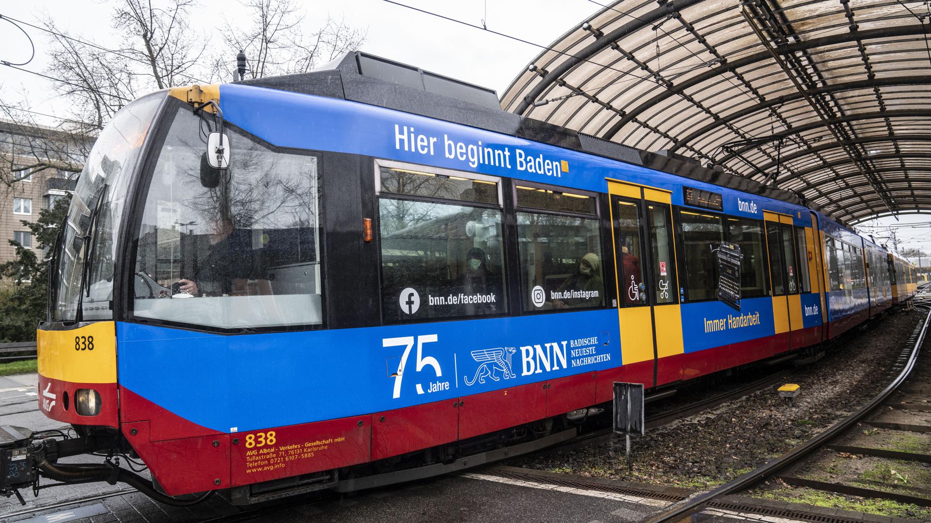 Die S-Bahn der Linie S7 des Karlsruher Verkehrsverbundes (KVV) mit dem BNN-Jubiläumsmotiv verlässt den Albtal-Bahnhof in Karlsruhe. 