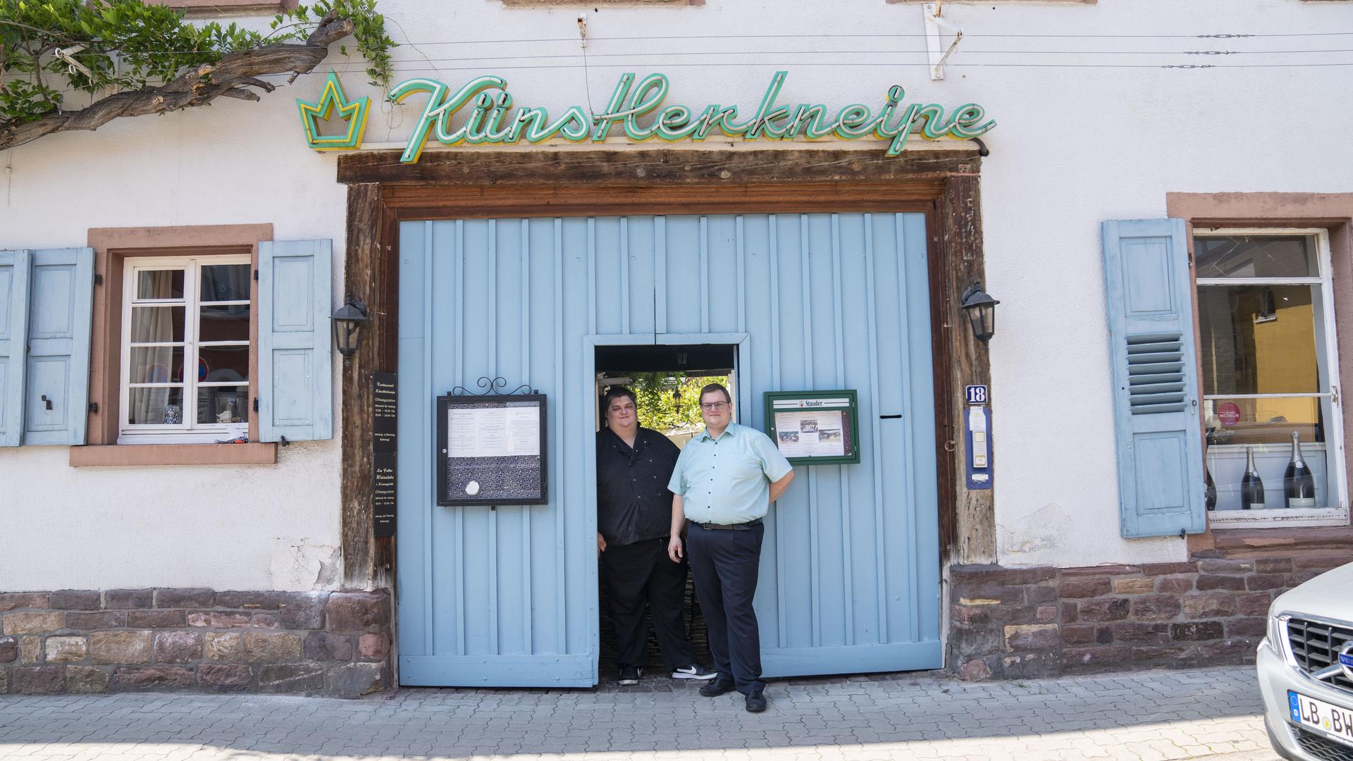 Bodenständige Brüder: Hannes (rechts) und Bernd Wittmaack sind die Pächter der „Künstlerkneipe“ mit ihren Gaststuben, Ballsaal und Innenhöfen unter Weinreben.