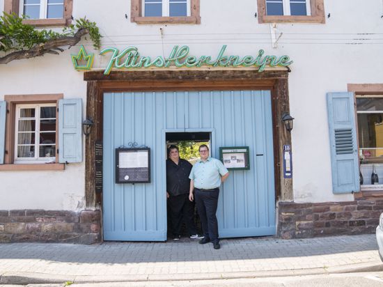 Bodenständige Brüder: Hannes (rechts) und Bernd Wittmann sind die Pächter der „Künstlerkneipe“ mit ihren Gaststuben, Ballsaal und Innenhöfen unter Weinreben.