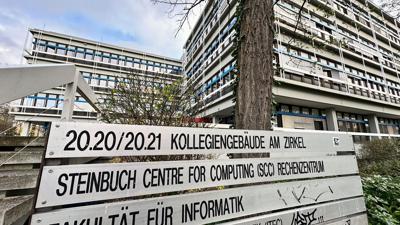 Am Rechenzentrum des Karlsruher Instituts für Technologie (KIT) prangt noch der Name Steinbuch. Es heißt „Steinbuch Centre for Computing“. Zum 1. Januar 2024 wird der Informatik-Pionier gestrichen und das Zentrum umbenannt.
