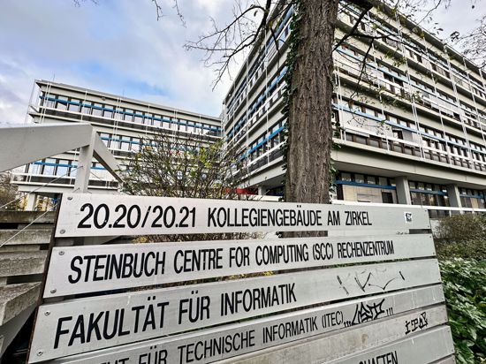 Am Rechenzentrum des Karlsruher Instituts für Technologie (KIT) prangt noch der Name Steinbuch. Es heißt „Steinbuch Centre for Computing“. Zum 1. Januar 2024 wird der Informatik-Pionier gestrichen und das Zentrum umbenannt.