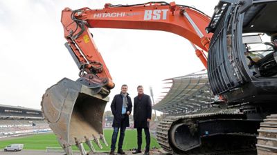 Der damalige KSC-Präsident Ingo Wellenreuther (links) und Karlsruhes Oberbürgermeister Frank Mentrup im November 2018 beim Beginn der Abrissarbeiten im Wildpark zur Vorbereitung des Stadionbaus.