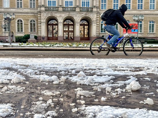 Radfahrer auf Erbprinzenstraße + Eis und Schnee am Wegesrand