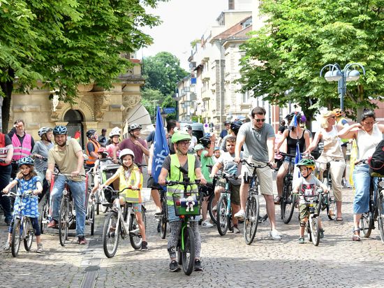 Zusammen für Verbesserungen im Radverkehr: Die Teilnehmer der Demo „Kidical Mass“ radelten acht Kilometer durch die Stadt, um auf Probleme in der Radinfrastruktur hinzuweisen.