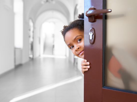 Wohin müssen kleine Störenfriede? In manchen Schulen tatsächlich eine Weile vor die Tür. Ob das hilft, ist eine andere Frage. 