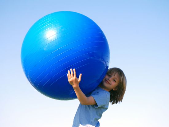Kind mit blauem Ball