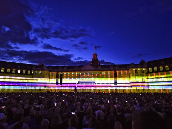 Die Band Kraftwerk nutzt die Technik der Schlosslichtspiele für ihr Konzert in Karlsruhe.
