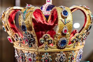 Krone mit Juwelen besetzt, die in Blütenform angeordnet sind.