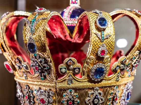 Krone mit Juwelen besetzt, die in Blütenform angeordnet sind.