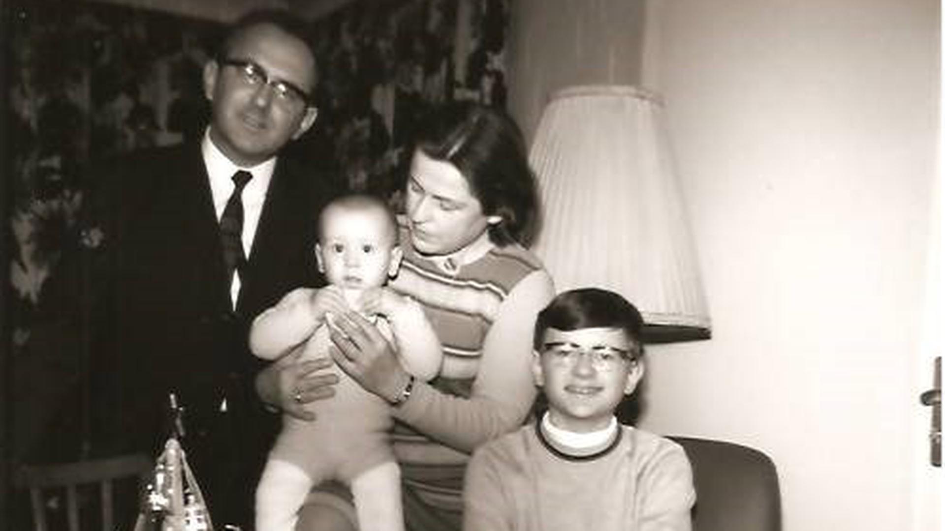  Am 2. Advent 1969 posieren die Eltern Rudi und Gerda sowie die beiden Söhne Rolf-Ulrich und Heinz Rudolf (rechts) für die Kamera.