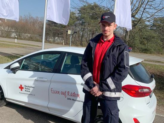 Laurin Maier fährt bei der Arbeit seines Freiwilligendienstes für das Deutsche Rote Kreuz in Karlsruhe „Essen auf Rädern“ zu älteren Menschen.