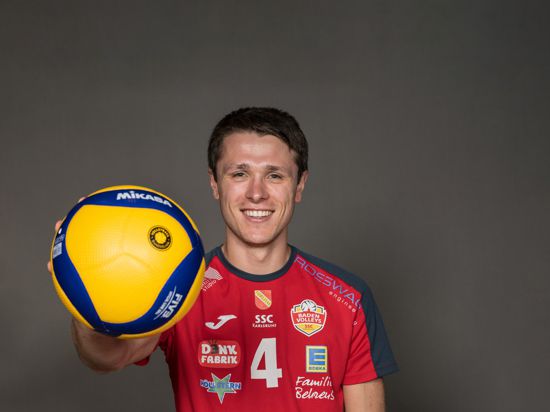 Laurin Derr hält einen Volleyball