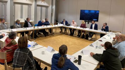 15 Teilnehmer tauschen sich beim BNN-Leserforum in im Gemeindezentrum Christkönig in Rüppurr mit Vertretern der Redaktion aus.