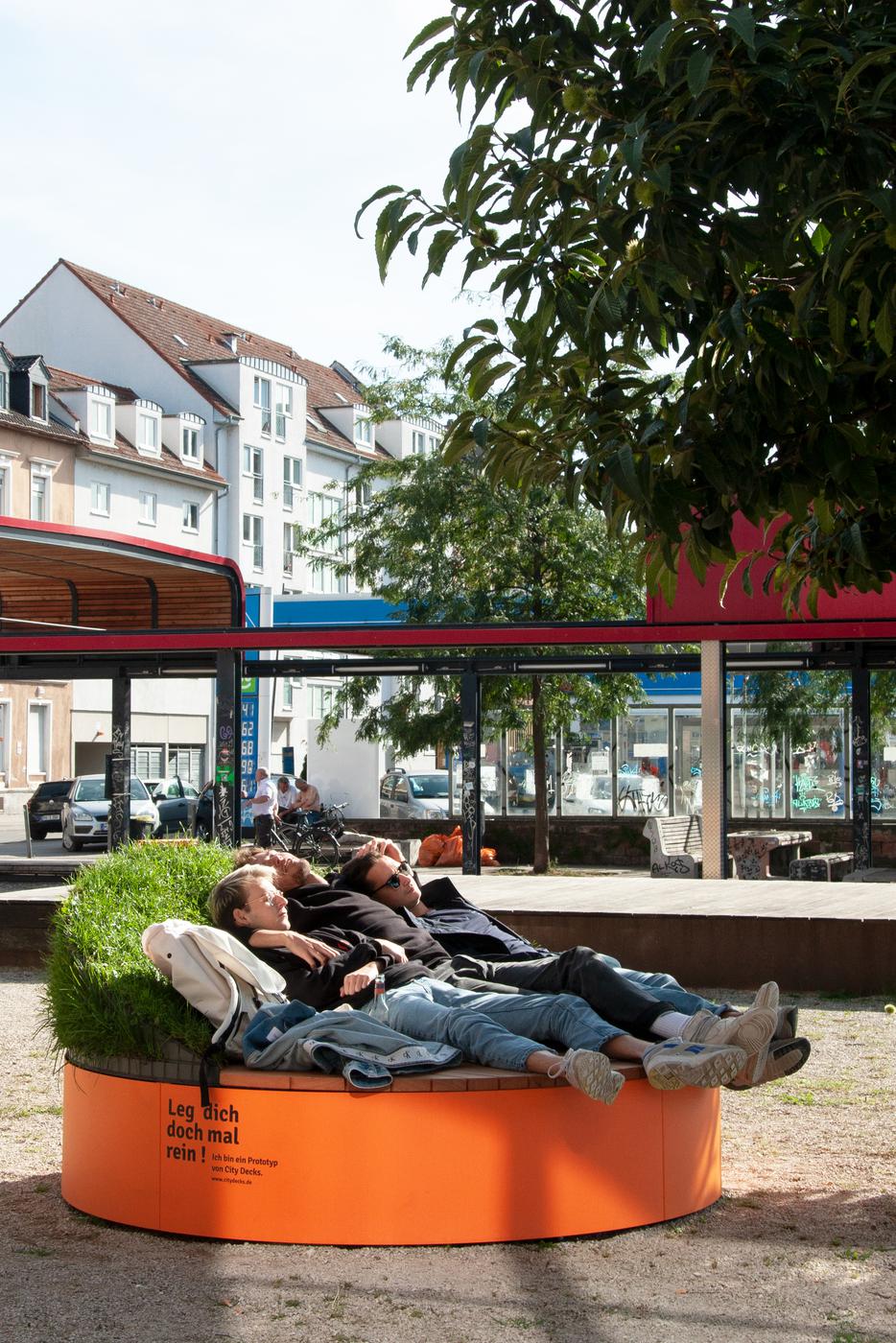 Zwei Stadtliegen sollen auf dem Karlsruher Marktplatz aufgestellt werden.