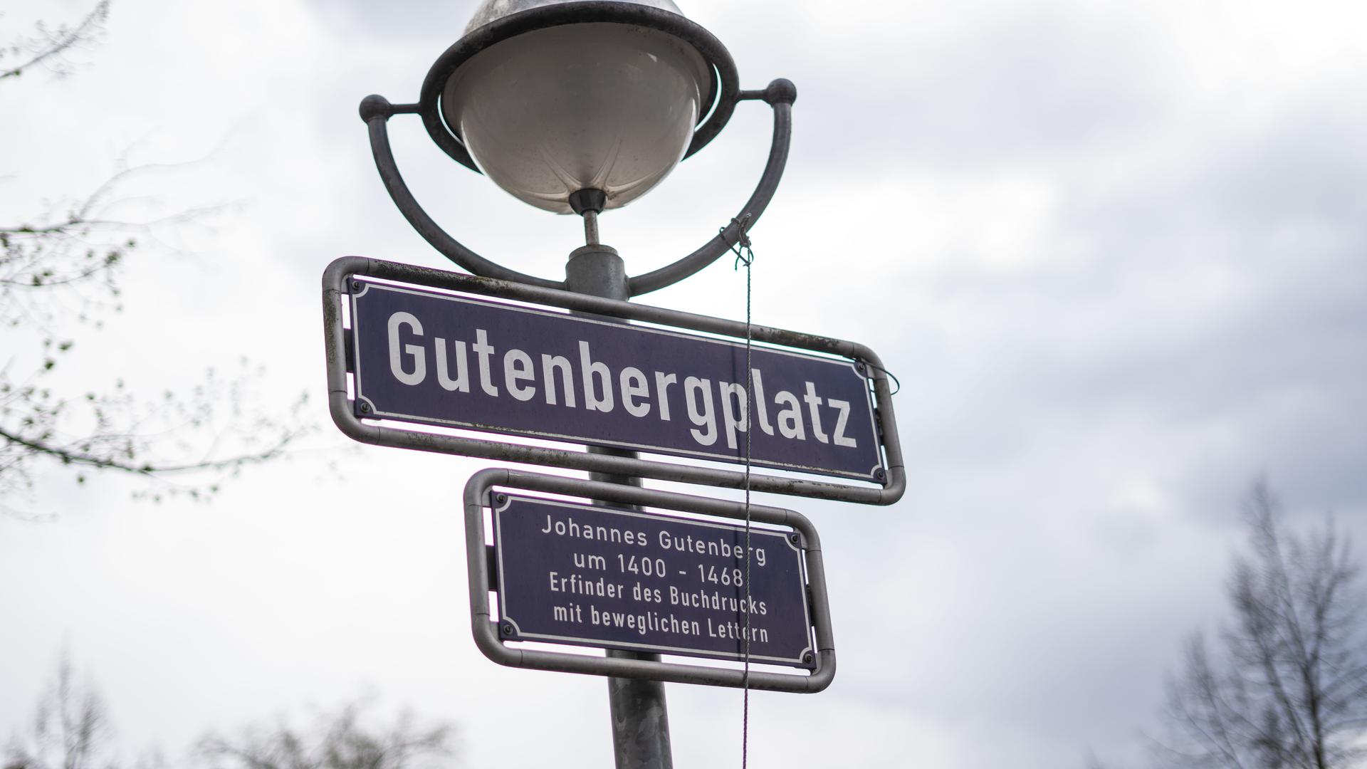 Auf dem Karlsruher Gutenbergplatz bietet Maurice Meijer, der unter Maurice Moel veröffentlicht, seine Gedichte an.