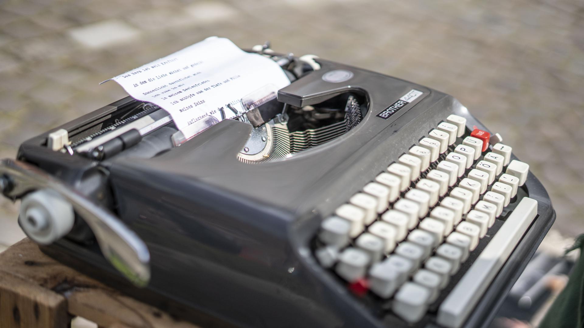 Auf einer „Brother“-Schreibmaschine tippt Maurice Moel seine Gedichte.