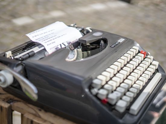 Auf einer „Brother“-Schreibmaschine tippt Maurice Moel seine Gedichte.