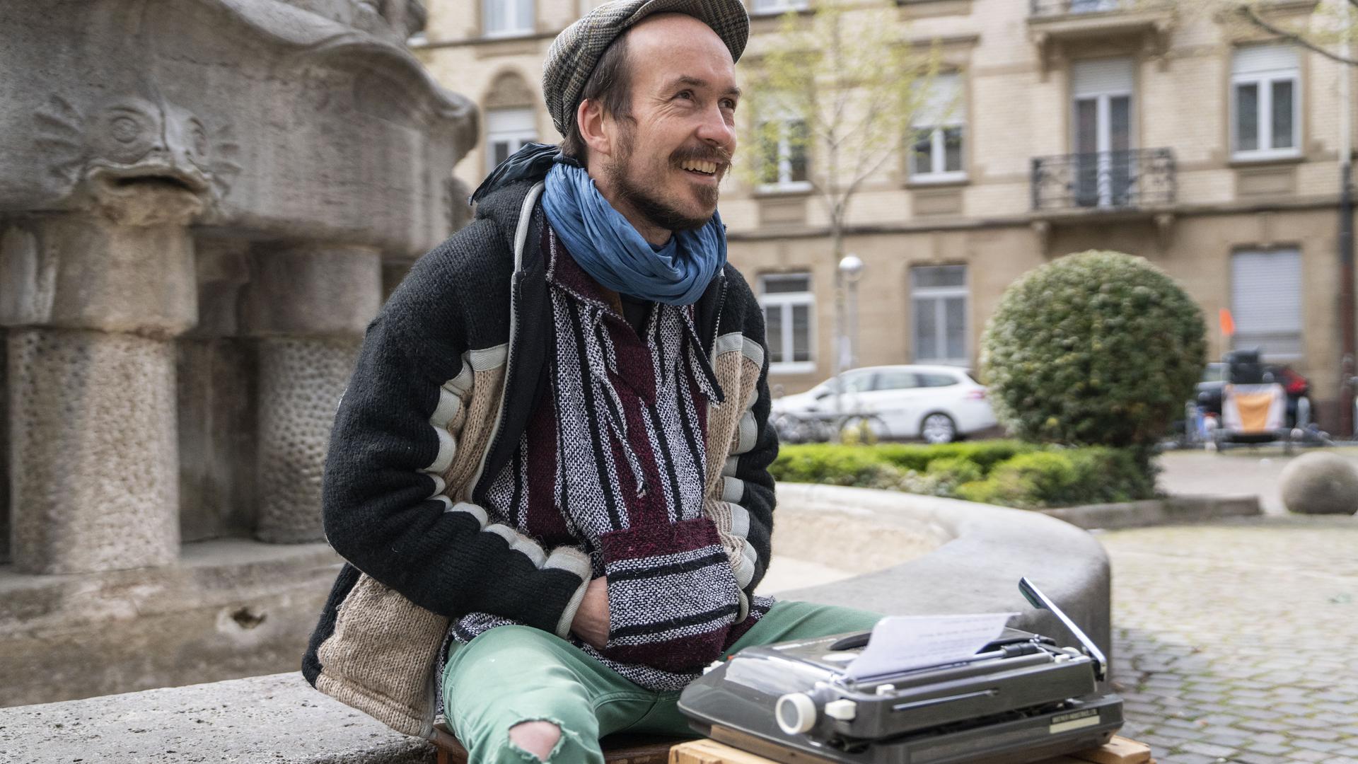 Maurice Moel macht Straßenpoesie in Karlsruhe.