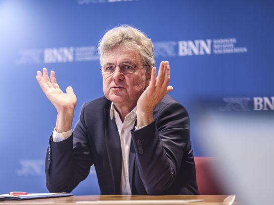 Der Karlsruher Oberbürgermeister gestikuliert mit den Händen.
