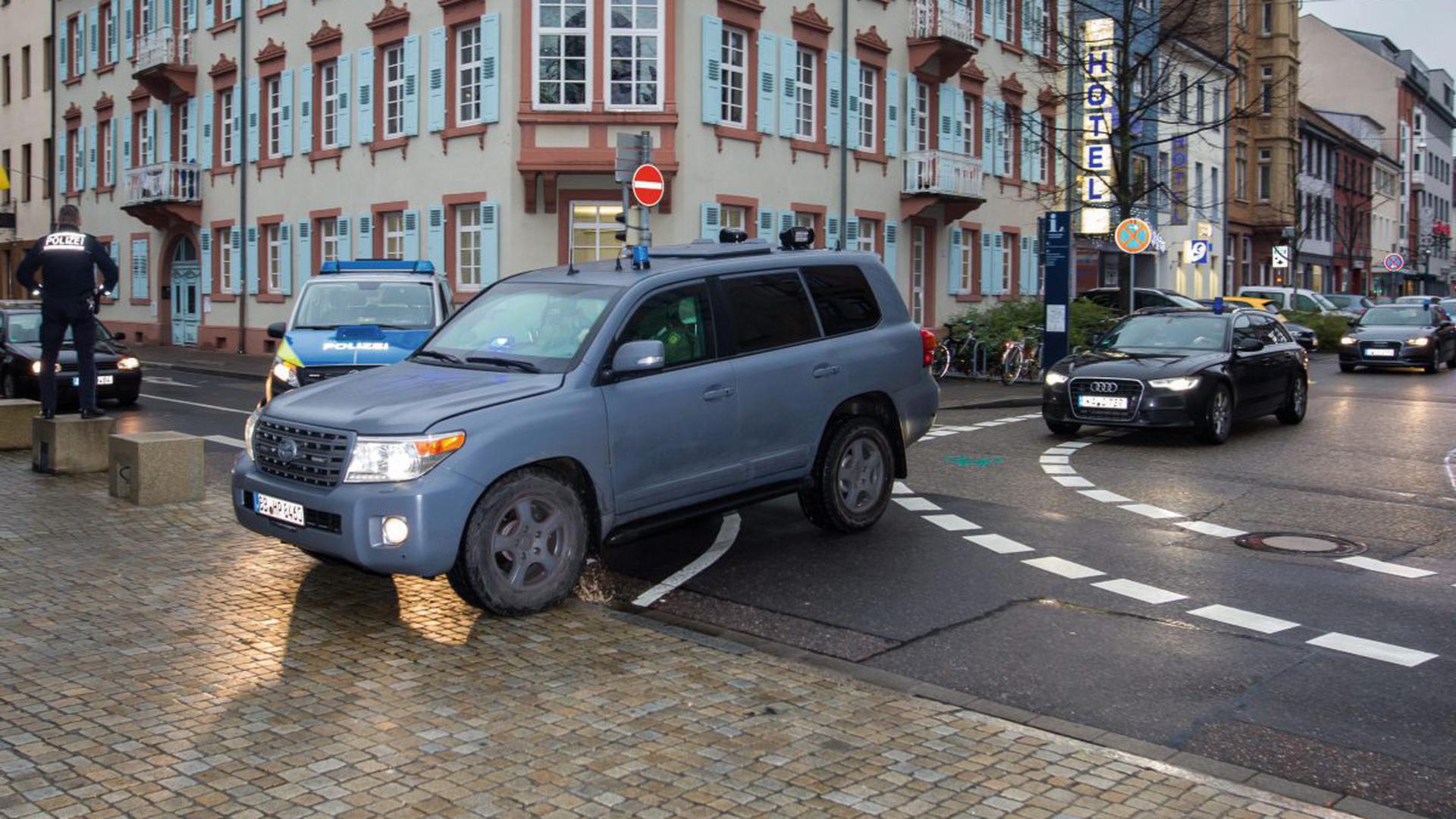 Mit einem speziellen Fahrzeug der Polizei wurde Dasbar W. auf das Gelände des Bundesgerichtshofs in Karlsruhe gefahren.