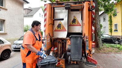 21.05.2021 Müllwerker der Stadt Karlsruhe (AfA) bei der Entsorgung in Durlach
