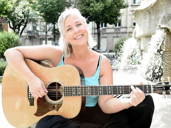 Die Singer-Songwriterin Neeki aus Karlsruhe schrieb und komponierte schon als Jugendliche ihre ersten Lieder. 