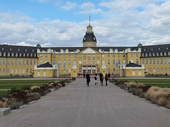 Sicht auf das Karlsruher Schloss und den Park 