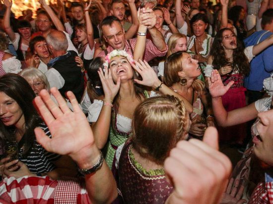 Ausgelassene Stimmung wie etwa beim Dirndl-Abend gehört beim beliebten Oechsle Fest in Pforzheim einfach dazu.