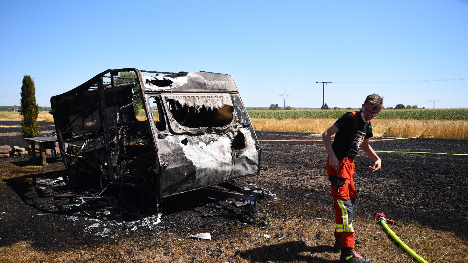 Ausgebrannt: Dieser Wohnwagen am Rande eines Weizenfeldes bei Kronau fiel am Dienstag auch den Flammen zum Opfer.