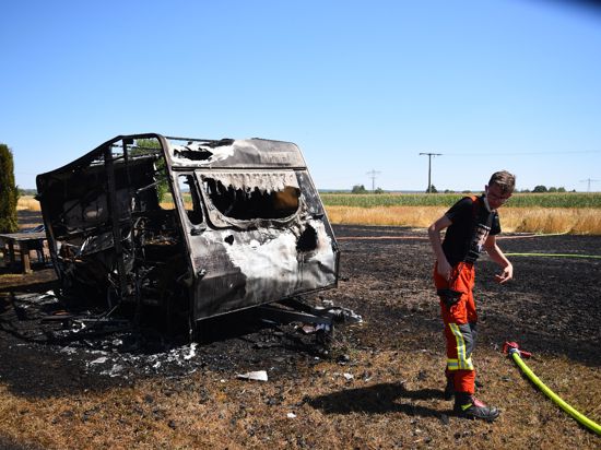 Ausgebrannt: Dieser Wohnwagen am Rande eines Weizenfeldes bei Kronau fiel am Dienstag auch den Flammen zum Opfer.