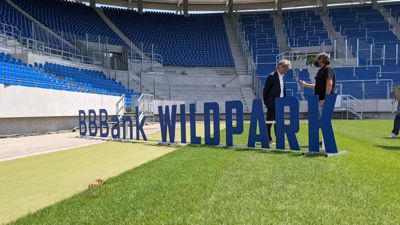 Der neue Name „BBBank Wildpark“ steht mit Zeichen auf dem Rasen im KSC-Stadion.