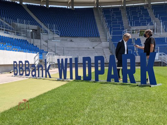 Der neue Name „BBBank Wildpark“ steht mit Zeichen auf dem Rasen im KSC-Stadion.