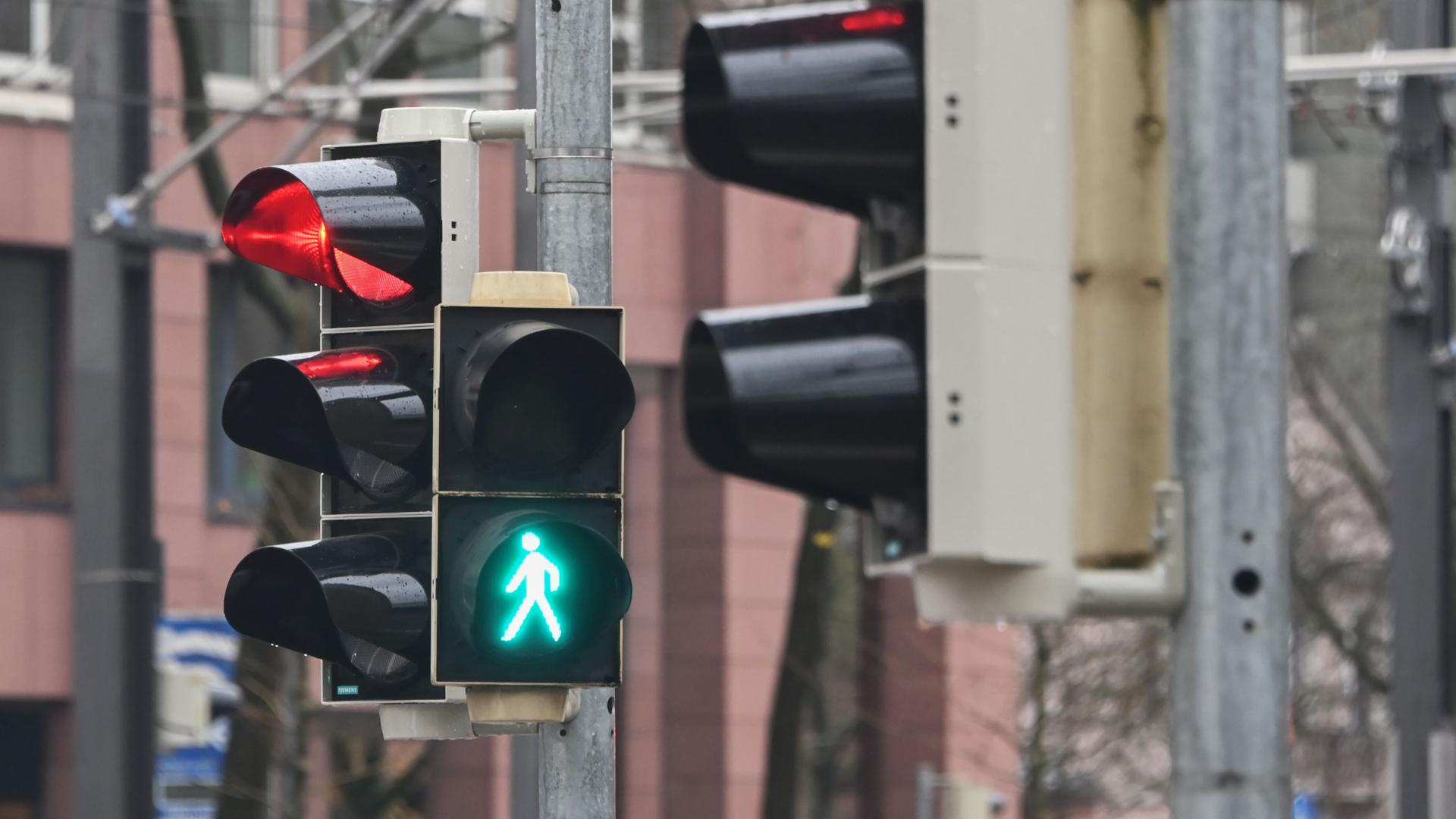 Auf den Test-Kreuzungen werden Daten erfasst, was die passanten- und radfahrerfreundliche Ampel für Verkehr und Verkehrssicherheit bedeutet. 